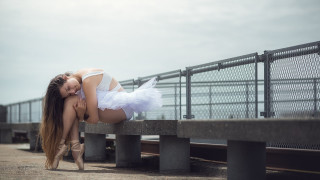 Woman white dress urban portrait - elizabeth polunin free wallpaper