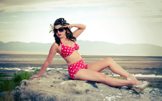Woman polka dot bikini ocean - evaline ness free wallpaper
