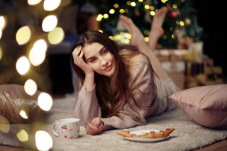 Woman food coffee christmas bokeh - portrait photography free wallpaper