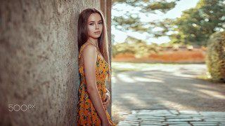 Woman portrait elina karimova beach - a woman leaning against a wall free wallpaper