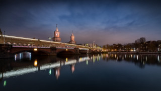 Berlin secession bridge train cityscape - a train free wallpaper