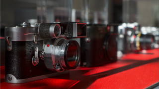 Cameras red table mirror photorealism - leica free wallpaper