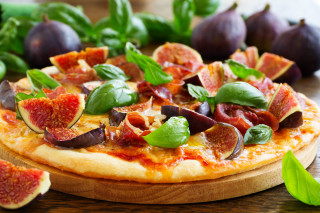 Pizza olives cheese woodenboard greenleaves - el greco free wallpaper