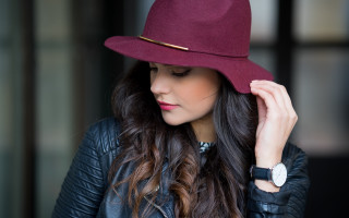 Woman red hat black jacket - a red hat free wallpaper