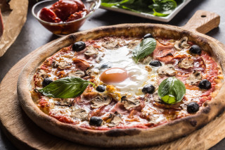 Pizza egg wooden board salad - a pizza free wallpaper