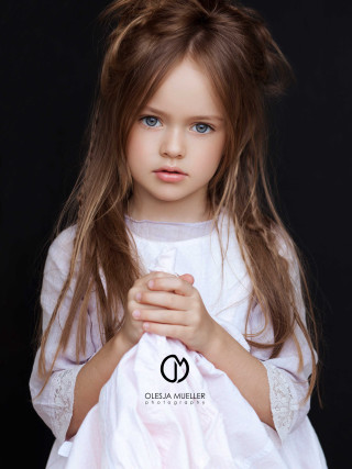 Little girl white dress black - a little girl free wallpaper for mobile