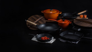 Pots pans stilllife black background - product photo free wallpaper