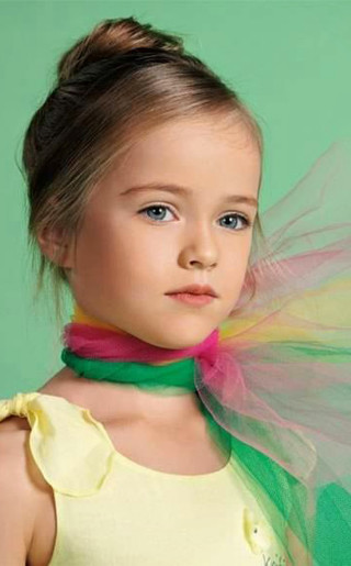 Little girl green yellow dress - photorealistic free wallpaper for mobile