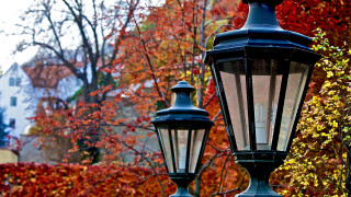 Street lights autumn leaves architecture - a street corner free wallpaper