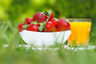 Bowl strawberries glass orange juice - orange juice free wallpaper