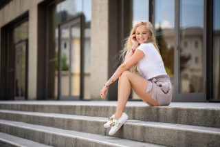 Woman smiling on steps cellphone - step free wallpaper for desktop