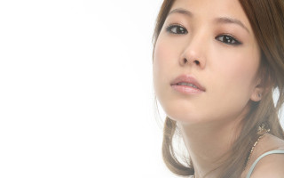 Woman necklace on her neck - byeon sangbyeok free wallpaper
