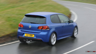 Blue car road green hills - a rainy day free wallpaper