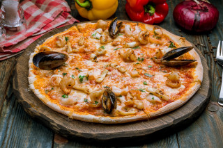 Pizza clams woodenboard table food - el greco free wallpaper