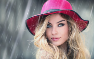 Woman redhat blueeyes rain portrait - a red hat free wallpaper