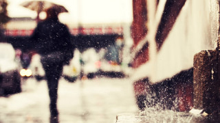 Woman umbrella rain city lights - an umbrella in the rain free wallpaper