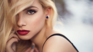 Woman redlipstick blackdress pose blurry - piercing eye free wallpaper