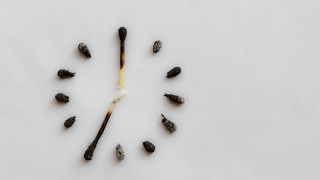 Black objects cigarette decay greyscale - free new year wallpaper