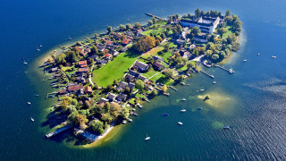 Small island houses boats night - house free wallpaper