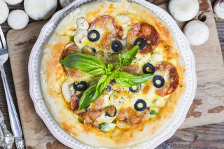 Pizza olives basil wooden table - a fork and knife free wallpaper