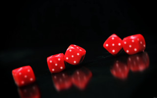 Dices table reflection blurry heart - a reflection free wallpaper for desktop