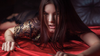 Woman laying bed red sheet - a red blanket free wallpaper