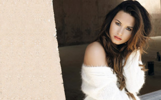 Woman long hair serious look 8 - long hair leaning against a wall free wallpaper