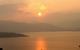 Sunset lake mountain bird horizon - a sunset over a lake free wallpaper