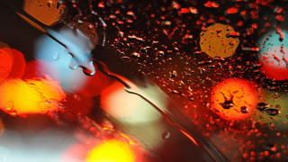 Rain covered window traffic lights - the glass free wallpaper