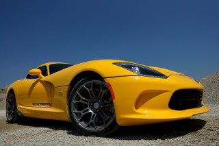 Yellow sports car desert sky 5 - a desert area free wallpaper