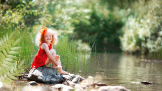 Little girl rock water river - a little girl free wallpaper for desktop