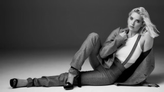 Woman suit tie crossed legs - annie leibovitz free wallpaper for desktop