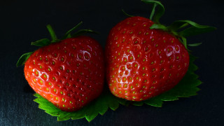 Strawberries berries cream food closeup - on free wallpaper for desktop