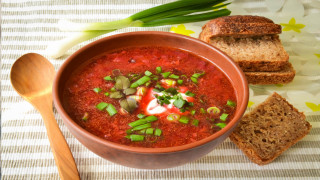Bowl soup bread green onions - a tablecloth free wallpaper