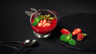 Red liquid strawberries mint black - a spoon and a spoon free wallpaper