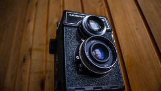 Camera lens wooden surface floor - a len free wallpaper