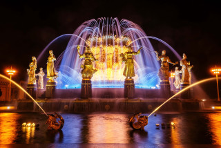 Cherryl fountain bronze statues night - a fountain free wallpaper