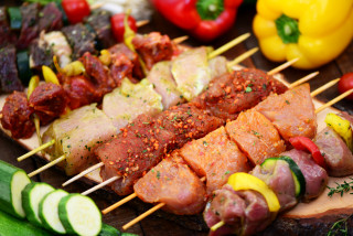 Meats vegetables skewers wooden board - a wooden board free wallpaper