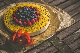 Berry cake flower wooden table - a cake free wallpaper for desktop