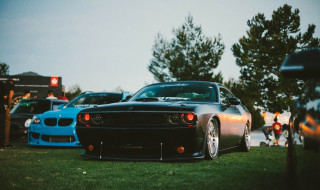 Car field people scenery sinister - other car behind free wallpaper