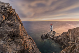 Lighthouse rocky cliff ocean sunset 5 - a rocky cliff free wallpaper
