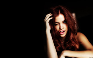 Redhead woman posing dark hands - a picture in the dark free wallpaper