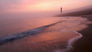 Beach lighthouse wave pink sky - mist free wallpaper for desktop