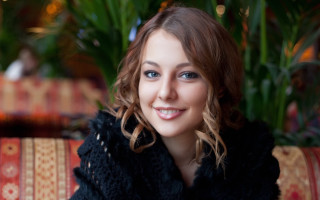 Woman smiling fur collar christmas - a fur collar free wallpaper