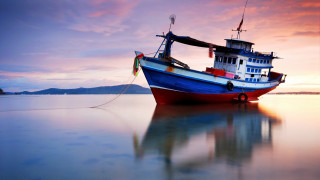 Boat lake sunset cloudy sky - a rope free wallpaper for desktop