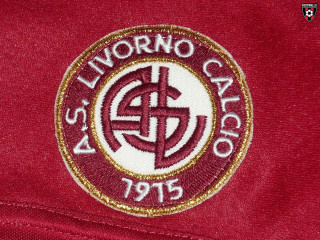 Red shirt white gold emblem - chest free wallpaper