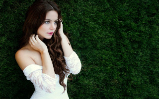 Woman white dress green wall - free other wallpaper for desktop