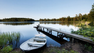 Lake dock boat forest mountain - free summer wallpaper