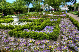 Garden circular flowerbed white statue - isometric view free wallpaper