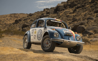 Blue white car dirt road 2 - a dirt road in the desert free wallpaper